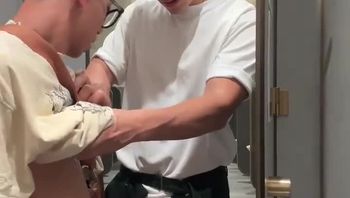 精神小伙男同志在酒店房间里打开房门漏出鸡巴勾引路人视频