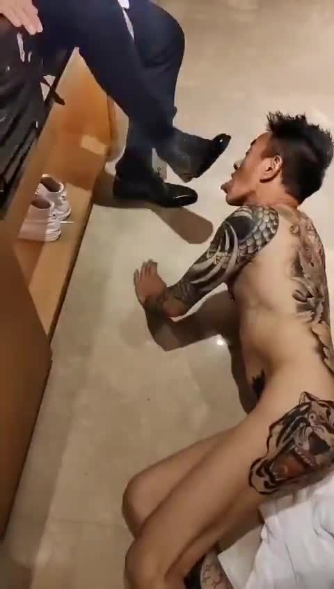 全身都是纹身的反差精神小伙男同志骚母狗被金主主人调教虐待舔脚舔地板视频