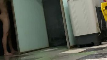 大学生男同志在学校公共浴室内偷拍学校里的同学洗澡撸屌打飞机视频