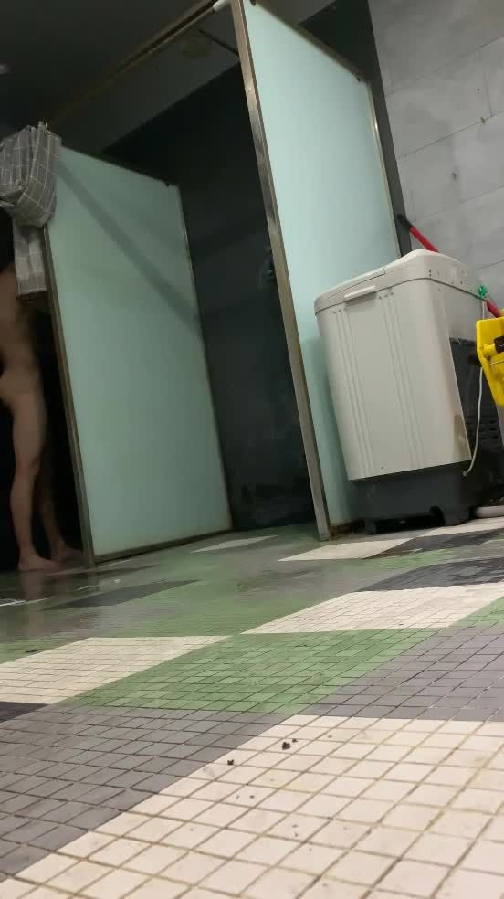 大学生男同志在学校公共浴室内偷拍学校里的同学洗澡撸屌打飞机视频