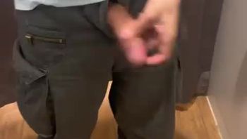 大学生男同志在商场优衣库换衣间对镜自拍自慰打飞机把精液全部喷洒在镜子上视频