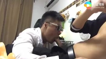 两个公司白领男同志下班回到家帮同事口交舔屌舔鸡巴视频