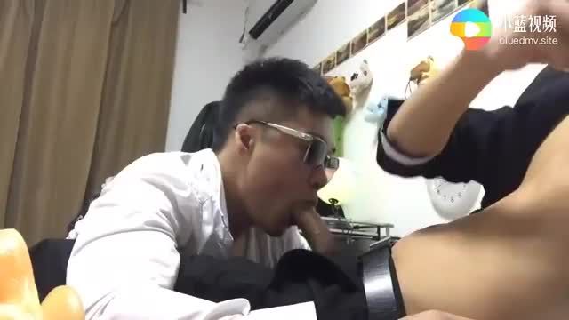 两个公司白领男同志下班回到家帮同事口交舔屌舔鸡巴视频