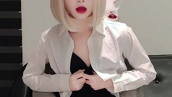 沙发上上位骑乘在大鸡巴上的TS伪娘被操的淫叫不断淫水直流视频