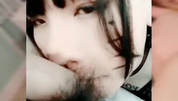 非主流TS伪娘给亲叔叔男同舔屌舔鸡巴深喉口交嘴里都有两根鸡巴毛视频