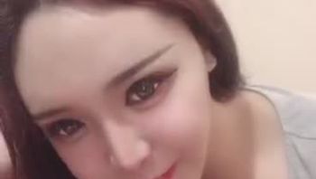 一直叫爸爸的TS伪娘给金主爸爸男同志撸屌口交精液被伪娘用嘴巴接住吞精视频