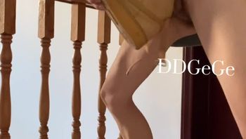 高中生男同志在居民楼走道上自慰打飞机把精液都射在了袜子上男男视频