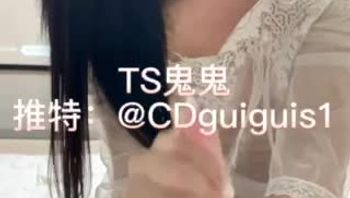 推特鬼鬼TS伪娘对白淫荡认真的舔舐金主阴茎舔屌口交后被狂干肛门暴力打桩无套内射视频