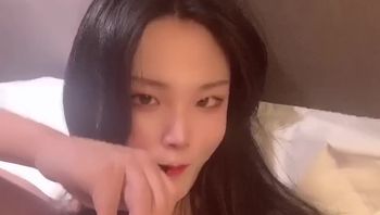 花臂男同志与TS伪娘在酒店内互舔鸡巴深喉口交精液喷脸颜射视频