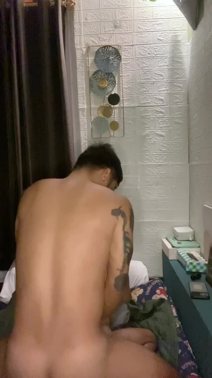 温馨公寓内纹身精神小伙男同性恋大屌后入操小鲜肉大学生基友屁眼视频