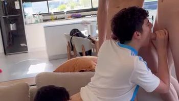 球迷男同性恋被三肌肉男轮奸三根大屌一起往小哥脸上喷射精液颜射吞精4p群交视频