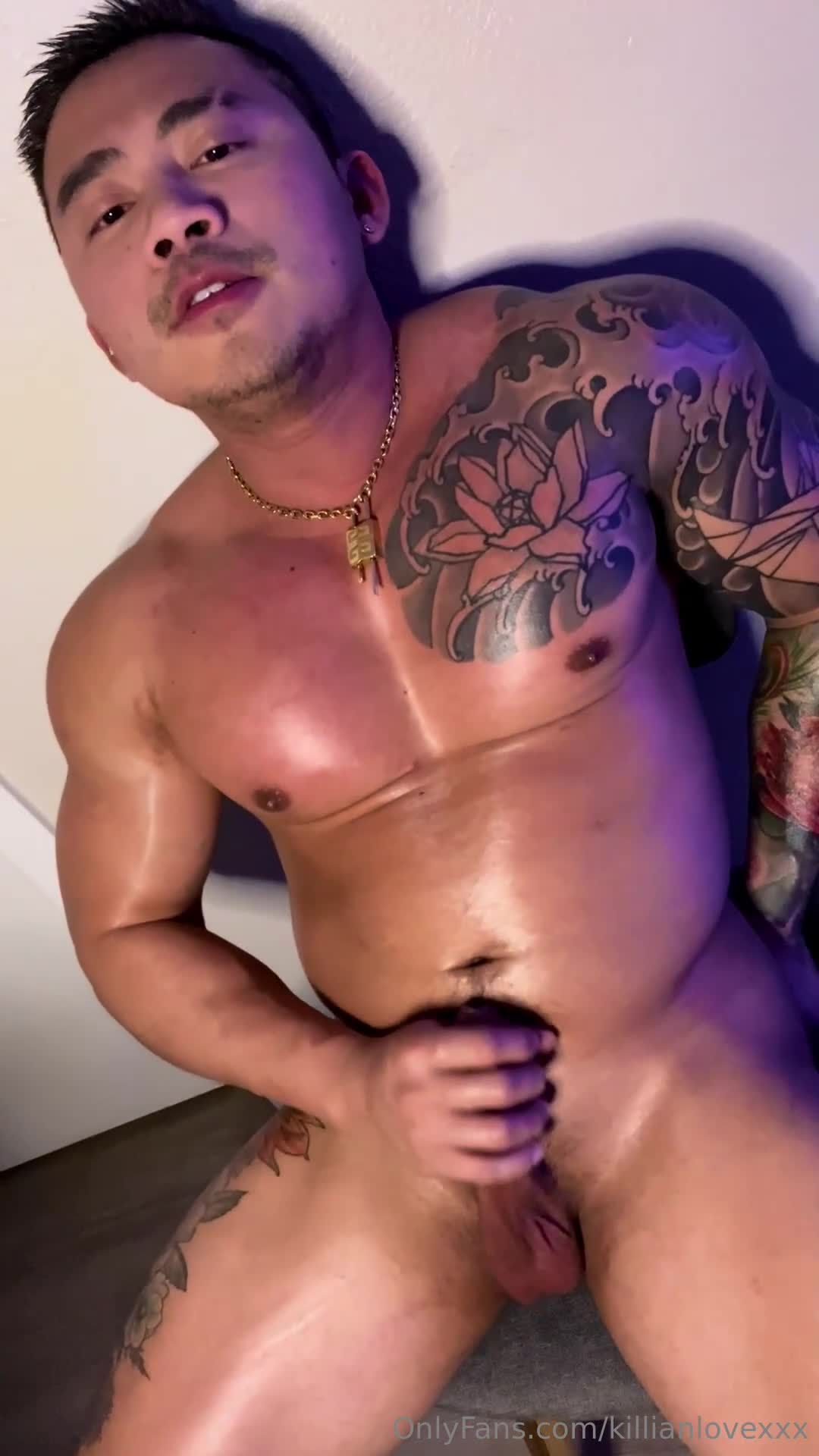 半甲纹身大叔男同志手淫打手枪一脸享受的射出精液视频