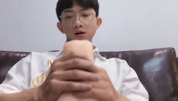 初中生男同性恋追求刺激跑到客厅上自慰打手枪飞机杯插入大屌抽插视频