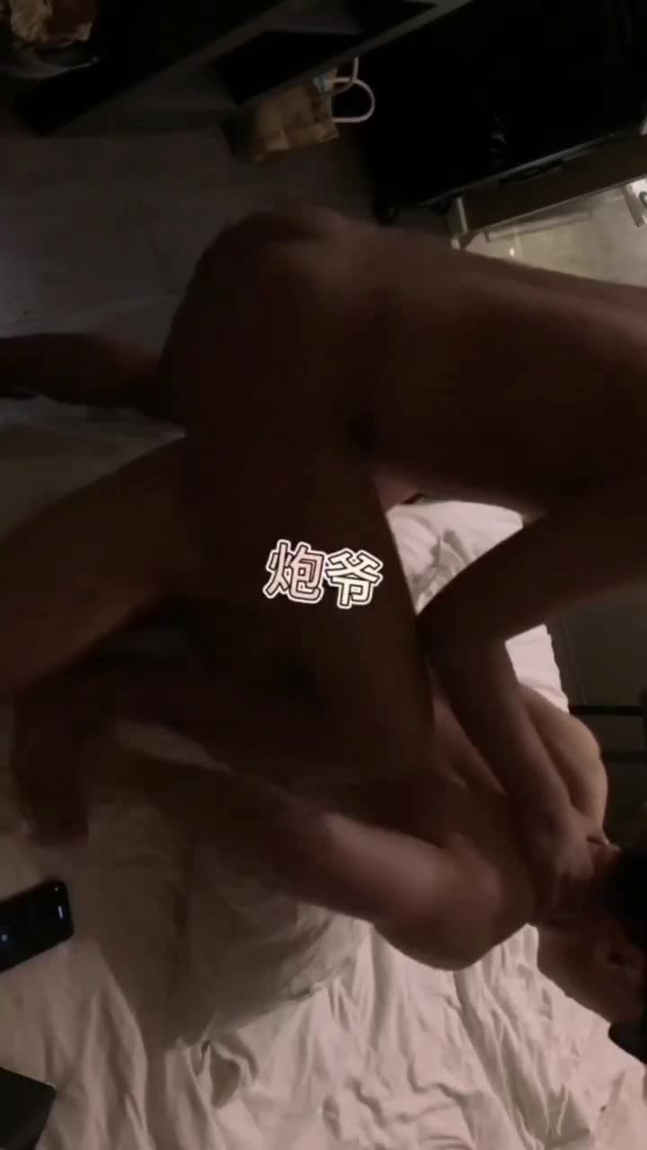 抖音网红中年男同性恋被粉丝大肉棒后入狂操屁眼打桩视频