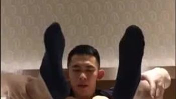 白衬衫黑领带正装gay在三星级酒店内自慰抠屁眼撸屌打飞机视频