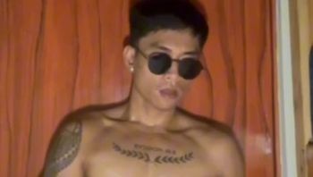 纹身墨镜男同性恋狂操飞机杯不断的来回抽插一脸的享受视频