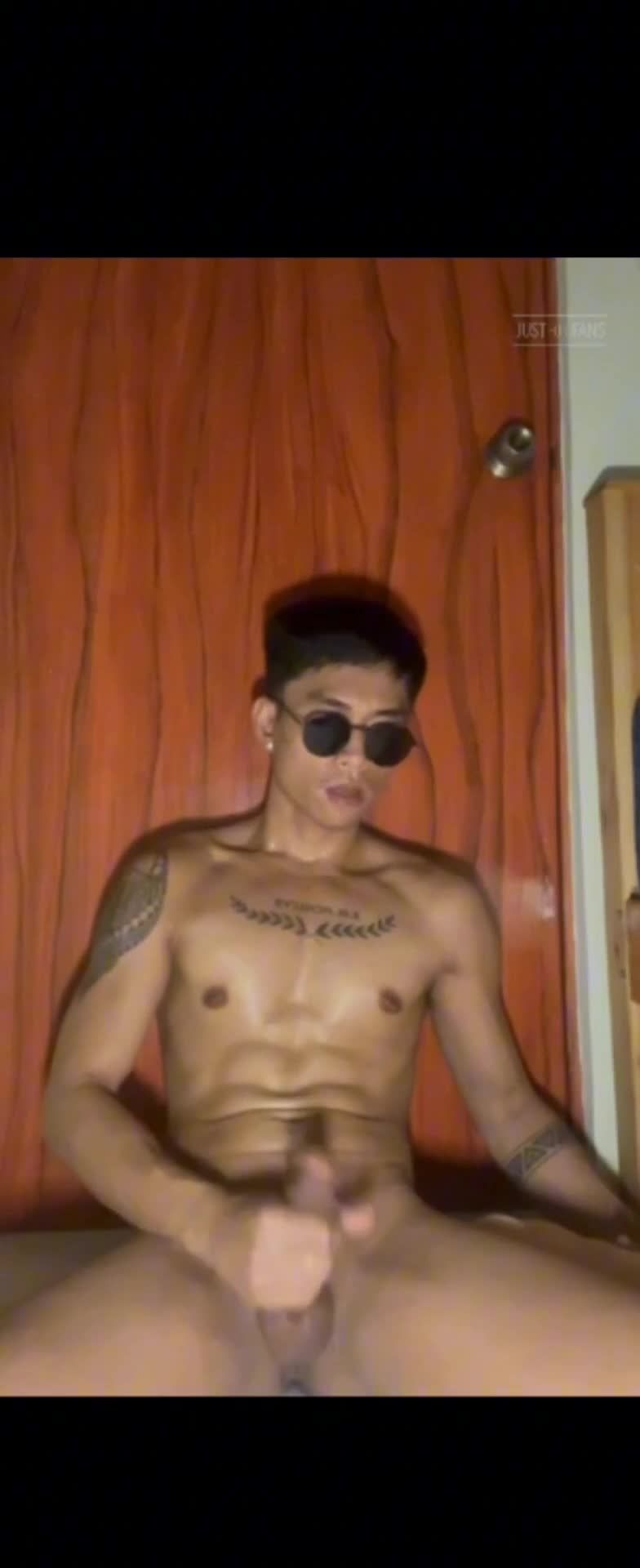 纹身墨镜男同性恋狂操飞机杯不断的来回抽插一脸的享受视频