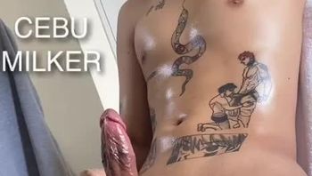 小鲜肉纹身师男同性恋被客户狂撸大屌打飞机撸到前列腺高潮不停喷精视频