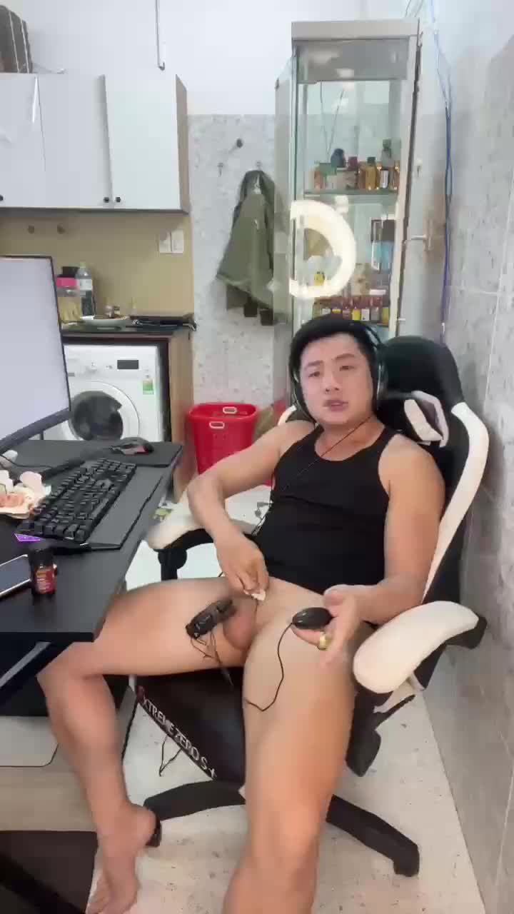 大叔男同志边看黄片边撸屌自慰伴随着一声淫叫精液猛的喷射而出视频