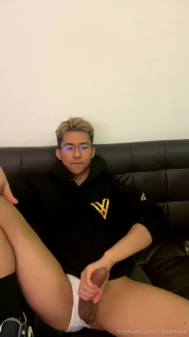 黄毛精神小伙男同性恋拿自慰器允吸鸡巴手撸屌撸到前列腺高潮爽到吱哇乱叫视频