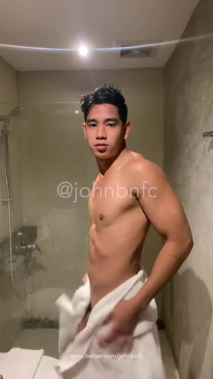 大学生男同志酒店浴室边洗澡边摩擦龟头来回搓动大屌打手枪gv视频