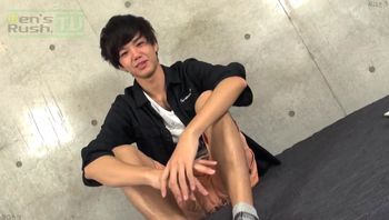 小鲜肉男同志边看黄片边自慰撸鸡巴射精后像条狗一样软绵无力的趴在地上男男视频