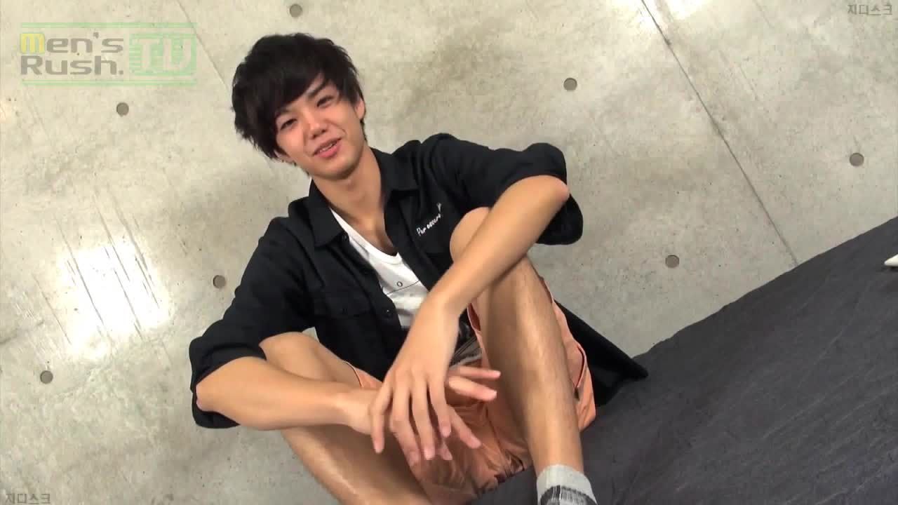 小鲜肉男同志边看黄片边自慰撸鸡巴射精后像条狗一样软绵无力的趴在地上男男视频