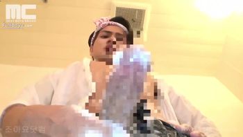 小鲜肉男同志在浴室内边泡澡边撸鸡巴射出精液后还放进嘴巴里品尝视频