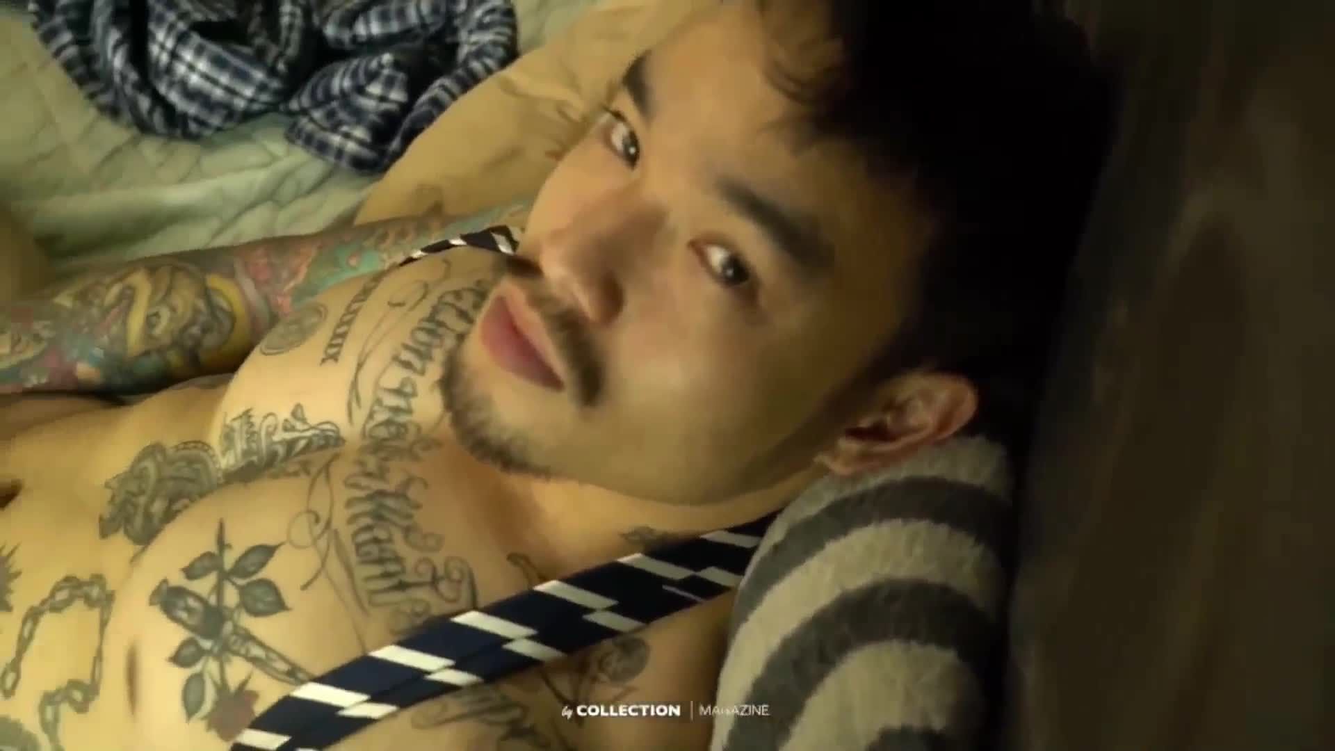 纹身络腮胡肌肉男男同志疯狂撸鸡巴边撸边把鸡巴放在碗里加料真的是骚态尽显视频