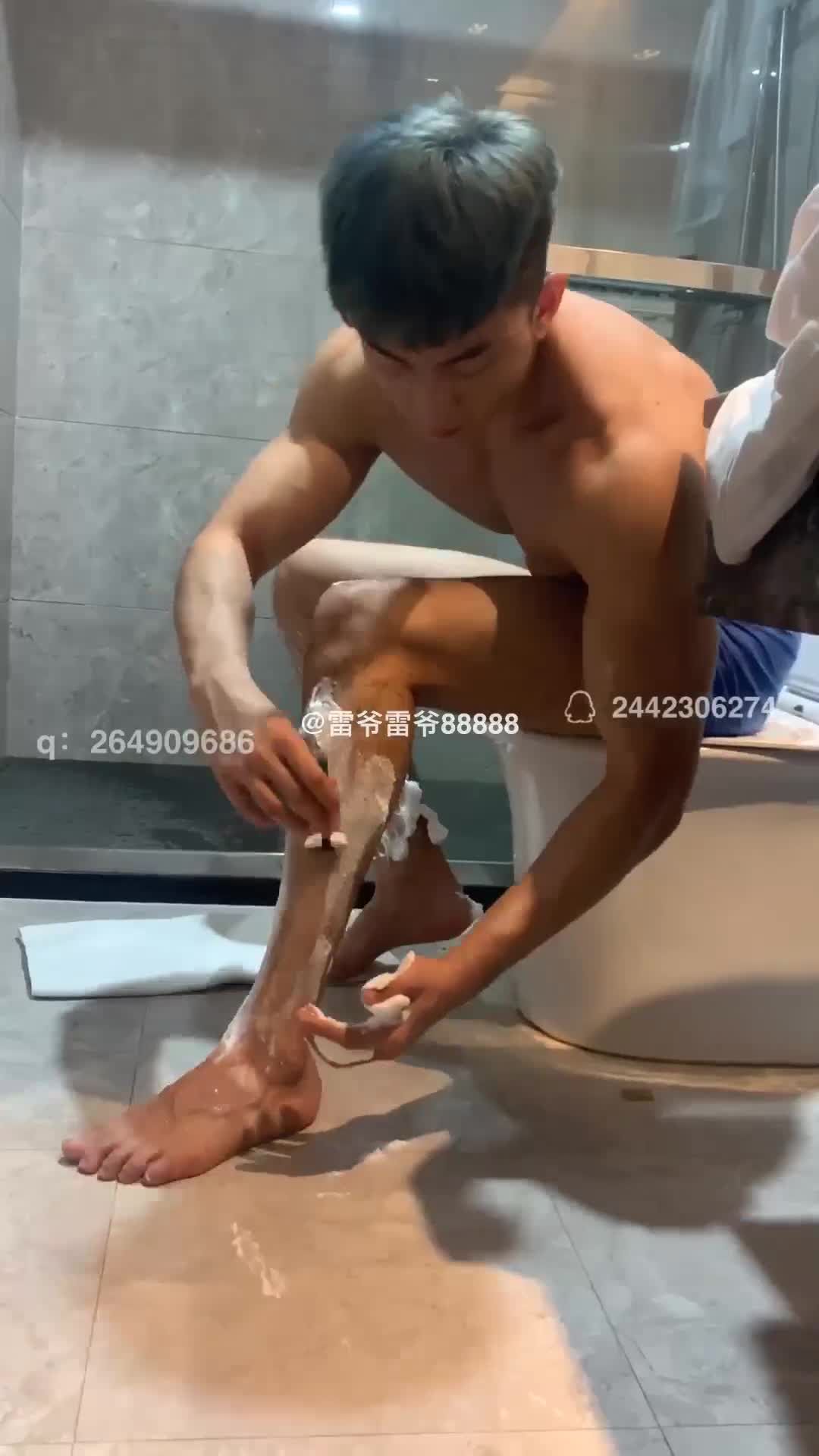 清秀健身教练肌肉男男同志在酒店浴室里给自己除毛后躺回床上撸鸡巴撸射精液视频