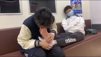 台球厅里睡着了的小男孩被精神小伙男同志调戏舔脚足交男男视频