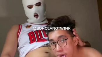 眼镜男同志在出租房被基友大屌后入猛操屁眼疯狂打桩无套内射视频