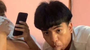 精神小伙男同志蹦完迪后被好兄弟猛舔鸡巴舔屌口交颜射吞精视频