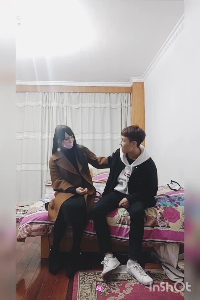 大学生小鲜肉男同志小巷子嫖娼大战两位TS伪娘后入猛操屁眼打桩视频