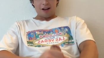 体育生男同志出租房自慰打飞机来回搓动大屌喷射白花花的精液视频