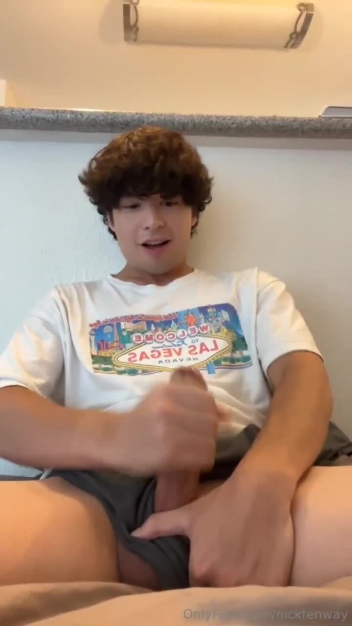 体育生男同志出租房自慰打飞机来回搓动大屌喷射白花花的精液视频