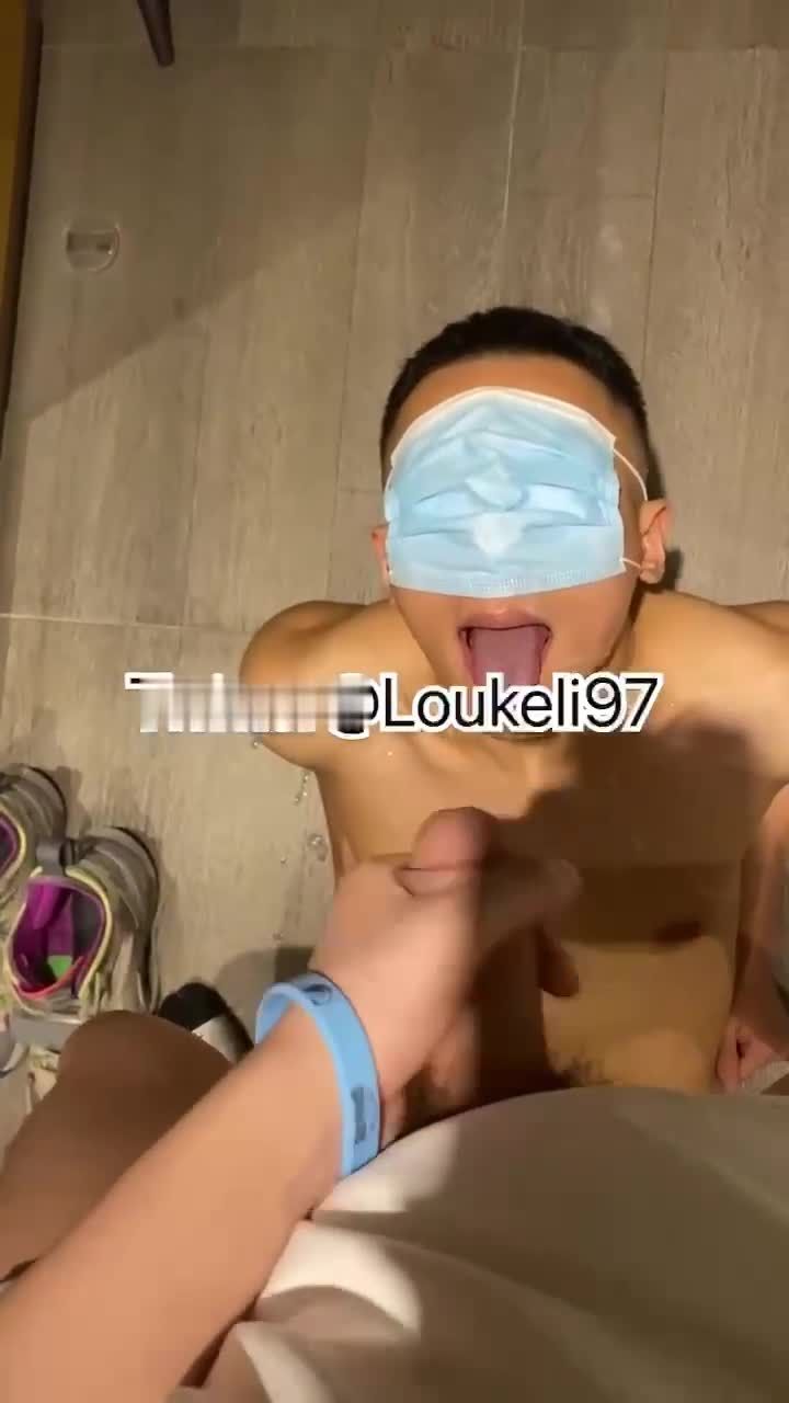 重口KTV服务员男同志舔金主鸡巴舔屌深喉口交被迫吞精喝尿视频