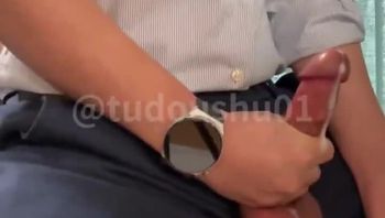 正装男同志拉开裤链掏出大屌狂撸鸡巴撸屌打飞机自慰喷出浓精视频