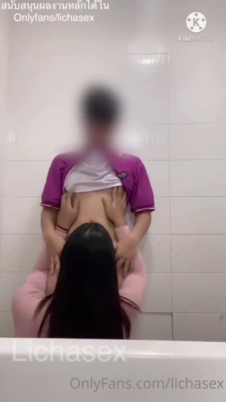 大奶子TS伪娘公共厕所内给男同志舔鸡巴舔屌口交后给男同志撸屌撸射视频