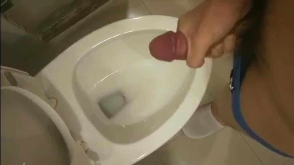 黑袜纹身精神小伙男同志狂撸鸡巴打飞机最后把精液全部喷射到马桶视频