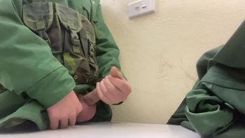 菲律宾现役军人兵哥哥男同志在值班室里打飞机撸屌自慰视频