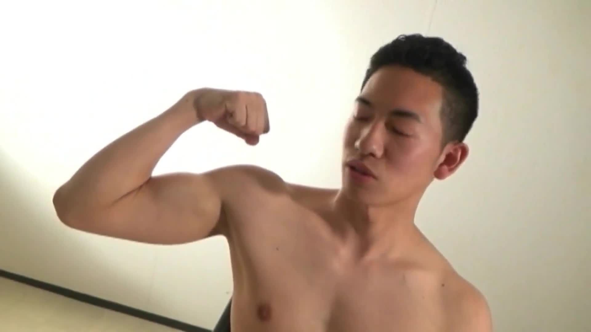 薄肌大学生男同志被男技师猛舔鸡巴舔屌口交喷射出了浓浓的精液视频