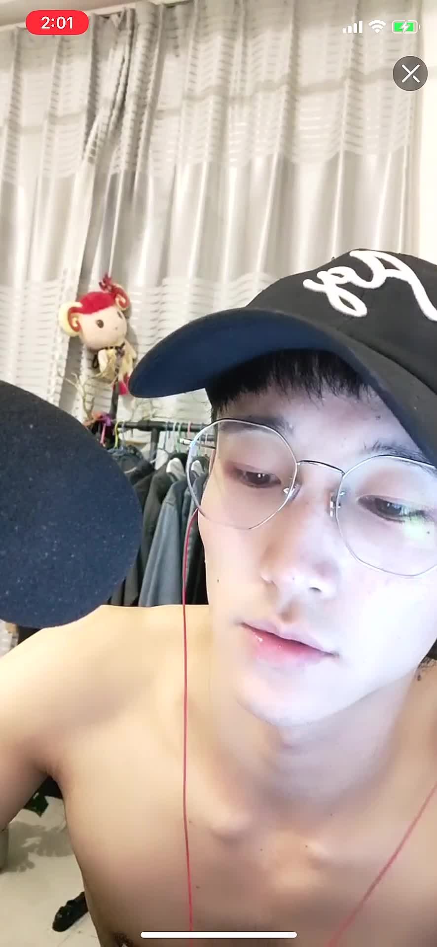 万达商场服务员男同志在宿舍狂撸鸡巴撸屌自慰打飞机猛喷浓精视频