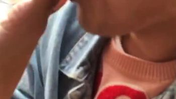 户外两男同志在车上给金主男同志舔大臭脚舔鸡巴口交撸屌喷射精液视频