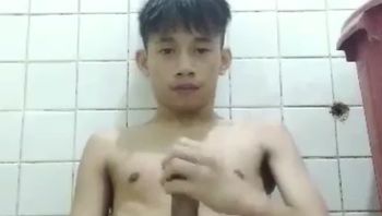 初中生男同志在家里浴室内撸屌撸鸡巴打飞机自慰喷射出浓精视频