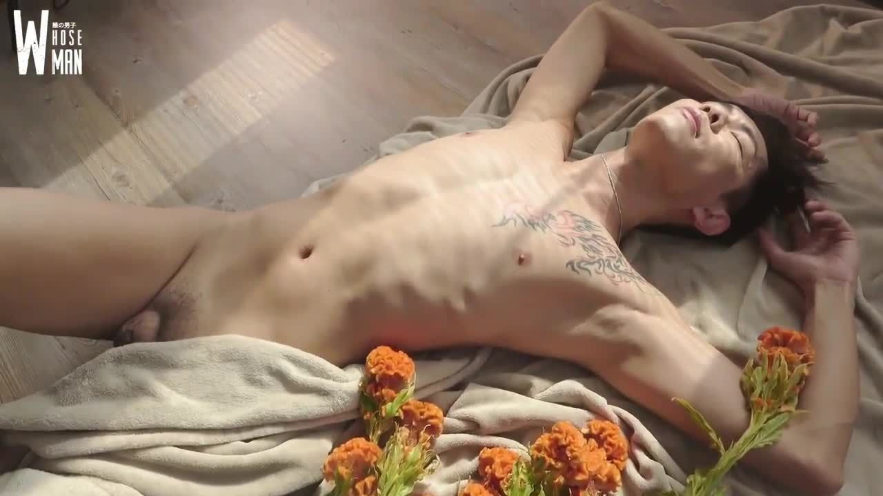 帅气逼人的纹身大学生男同志在酒店豪华套房内拍摄艺术照花续流出视频