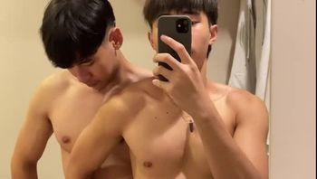 周末篮球体育生男同志与基友四星级酒店内激情互撸鸡巴骑乘操屁眼视频