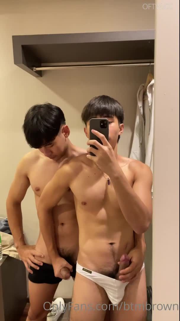 周末篮球体育生男同志与基友四星级酒店内激情互撸鸡巴骑乘操屁眼视频