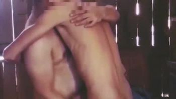 森林内一处无人居住的木房子里两男同志疯狂后入操屁眼无套内射视频