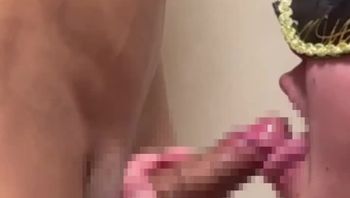 肌肉男男同志站的比直的被好基友撸屌打飞机舔鸡巴舔屌口交喷精视频